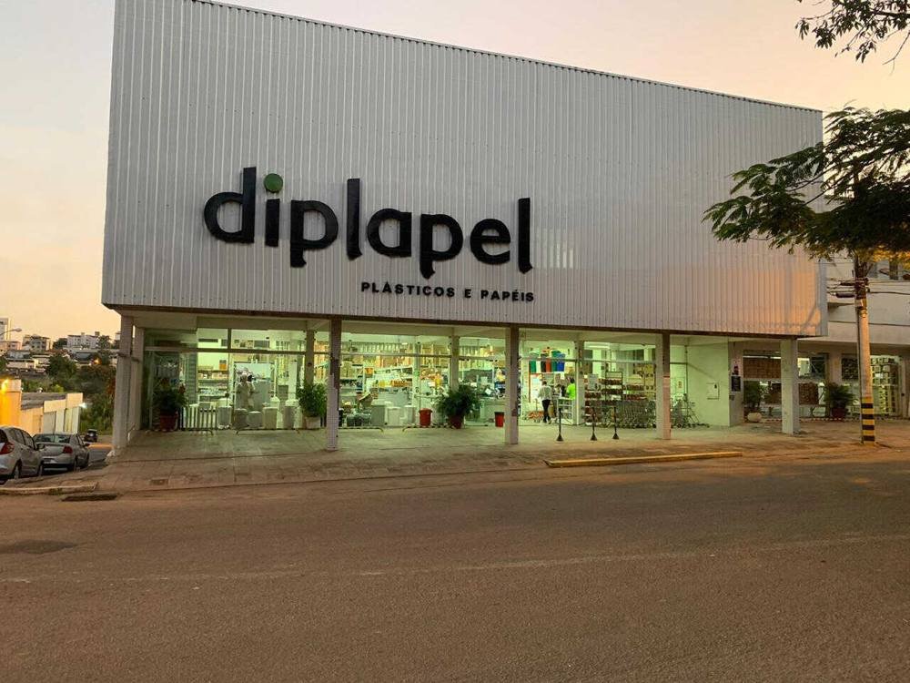 Fachada da loja Diplapel – Plásticos e Papéis, em Divinópolis